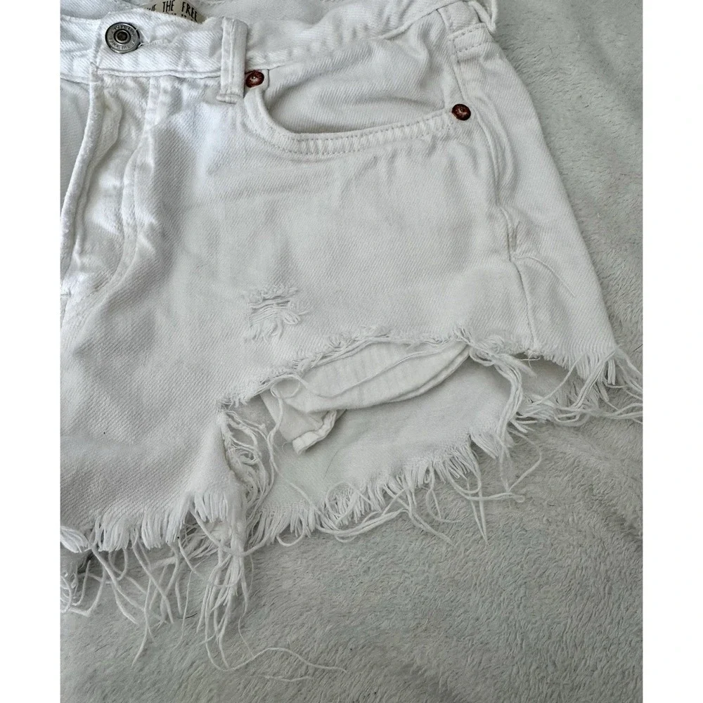 Free People Women's White Denim Loving Good Vibrations Cut Off Shorts Size 27 - Picture 6 of 12